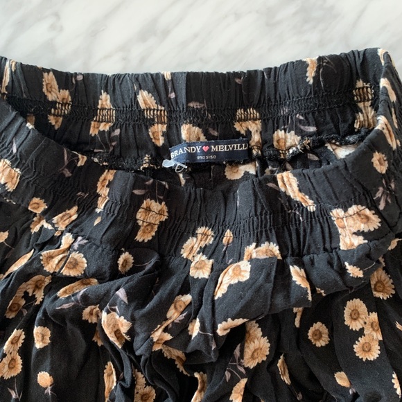 Brandy Melville Daisy Skater Skirt in Black - Picture 2 of 2